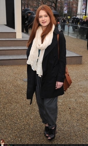  Bonnie Wright at Fashion প্রদর্শনী 2010