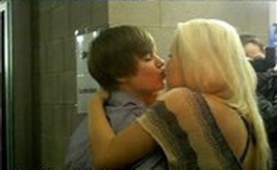  Justin kissed the girl on the lips! 2