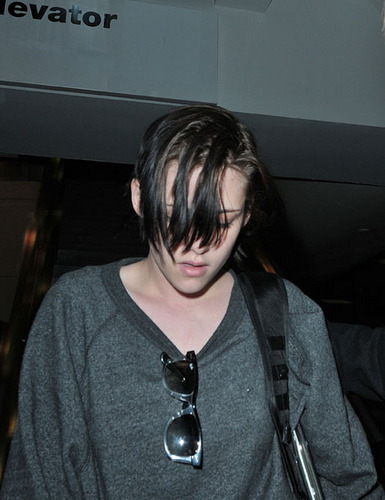  Kristen arriving trang chủ Tuesday from NYC