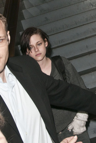  Kristen arriving घर Tuesday from NYC