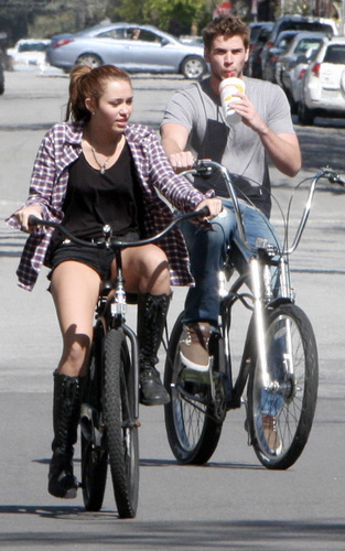  Miley Cyrus out साइकिल से चलना, साइकल चलाना with Liam Hemsworth (March 5)