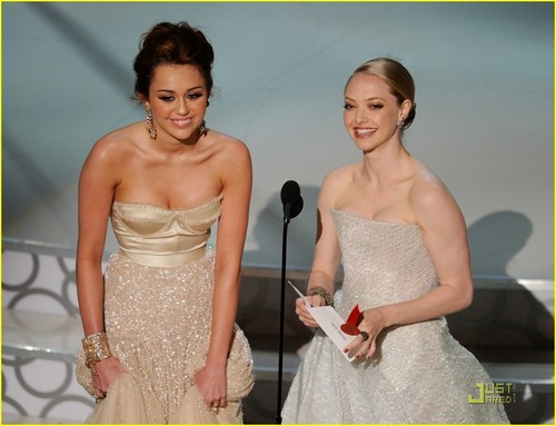 Miley Presenting @ 2010 Academy Awards