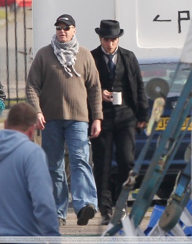  mais Pics of Rob on Set for "Bel Ami"