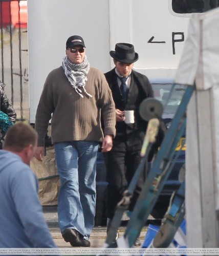  meer Pics of Rob on Set for "Bel Ami"