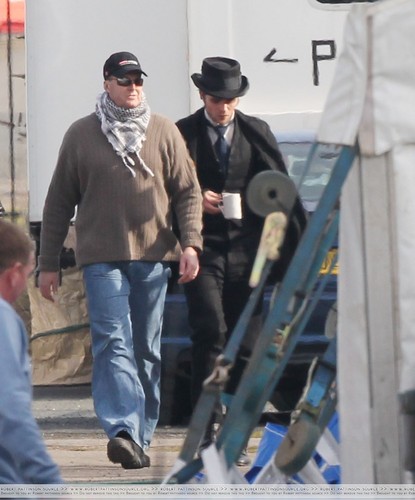  Mehr Pics of Rob on Set for "Bel Ami"