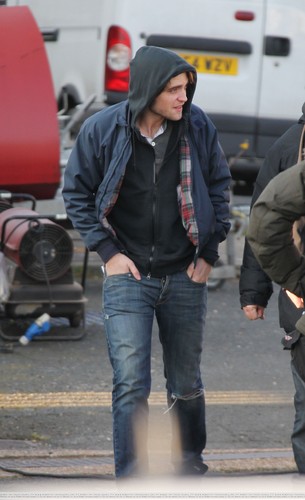  plus Pics of Rob on Set for "Bel Ami"