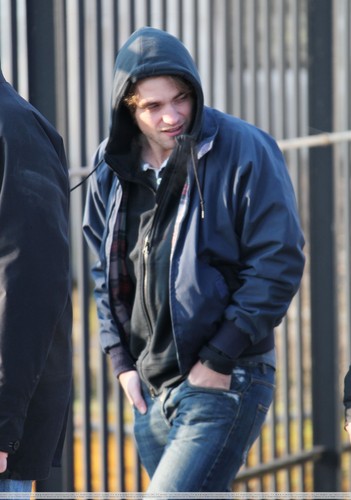  meer Pics of Rob on Set for "Bel Ami"