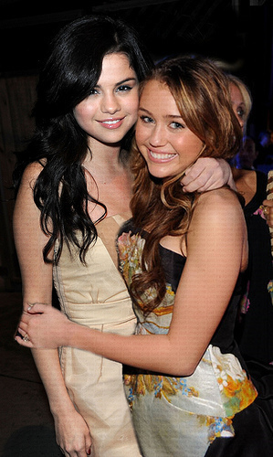  New تصاویر Miley And Selena Together!