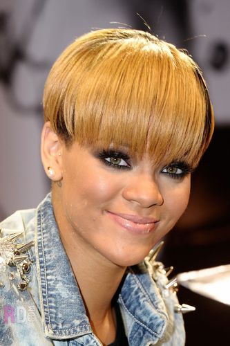  Rihanna signs autographs for her peminat-peminat in Berlin - March 3, 2010