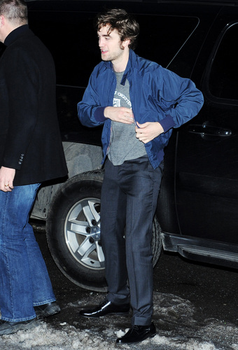  Robert Pattinson Arriving/Leaving The Daily onyesha