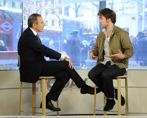  HQ foto Of Robert Pattinson On "The Today Show"