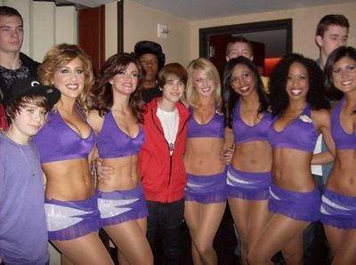  J.Bieber and some girls!!?!?