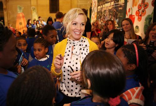  Jennie Garth interacts with New York City elementary school children