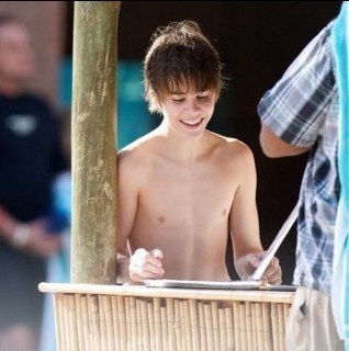  Justin Bieber COMPLETELY Shirtless