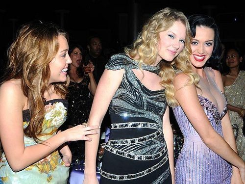  Katy Perry, Taylor cepat, swift and Miley Cyrus