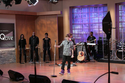 televisie Appearances > 2010 > March 12th - Live QVC Performance