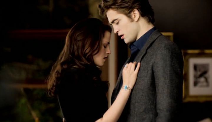 http://images2.fanpop.com/image/photos/10900000/-Screencaps-From-the-New-Moon-DVD-twilight-series-10986789-720-416.jpg