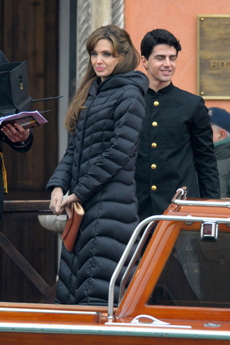 Angelina Jolie on the set of "The Tourist" in Venice