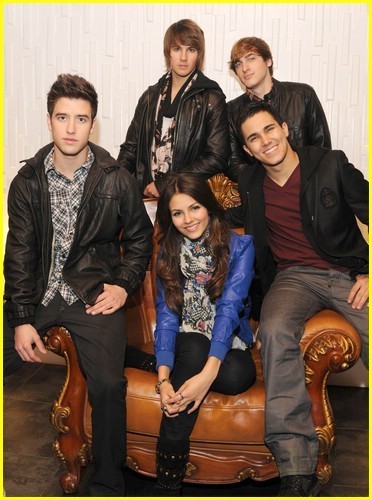  Big Time Rush and Victoria Justice