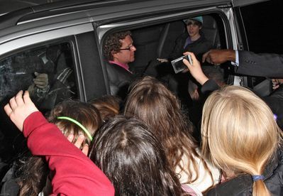  Candids > 2010 > March 18th - Leaving The Mayfair Hotel In Лондон