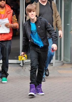  Candids > 2010 > March 18th - mtv Studio In Londres