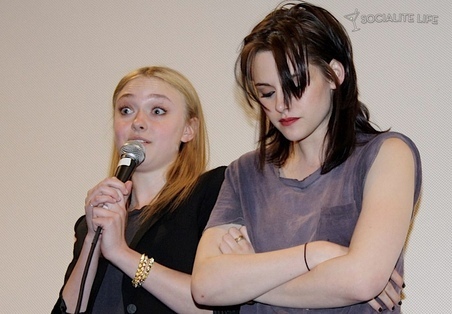  Dakota & Kristen at The Press Conference for "The Runaways" at SXSW Festival