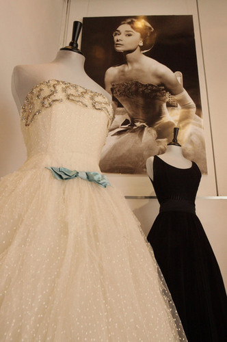  Dresses worn sa pamamagitan ng Audrey Hepburn