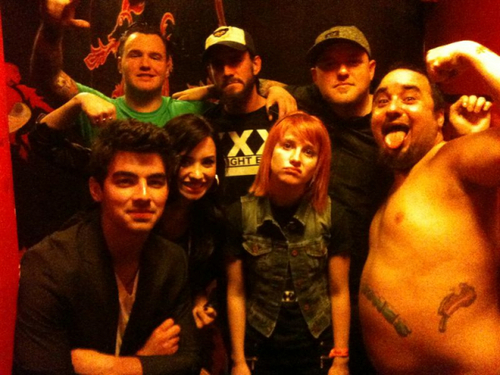  Hayley Williams with Chad, CM punk, Steve, Ian, Joe Jonas and Demi Lovato