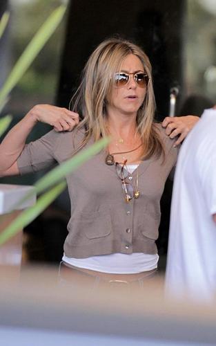  Jennifer on set of "Just Go With It"