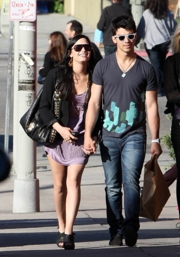  Joe & Demi on date. 14.03.10.