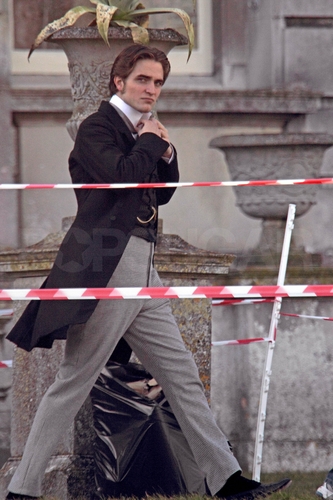  NEW Pictures of Rob on the set of Bel Ami