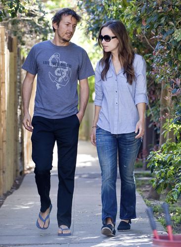  Olivia Wilde & Tao Ruspoli Out Walking (18/03/10)