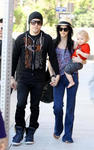  Pete Wentz and Ashlee Simpson in Venice 바닷가, 비치 (March 15)
