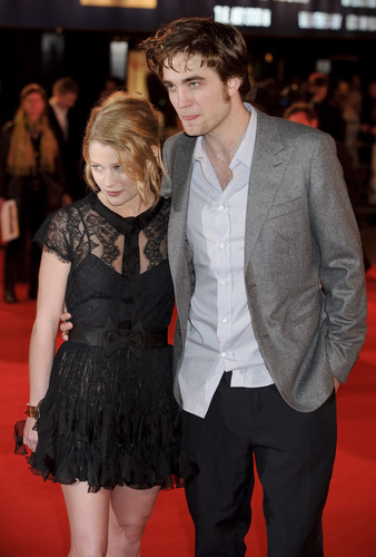  *New* HQ Robert Pattinson 사진 From UK "Remember Me" Premiere