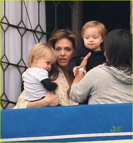  Angelina Jolie: Дети on the Balcony!