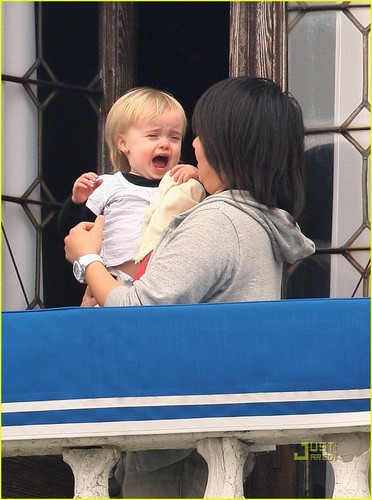  Angelina Jolie: bébés on the Balcony!