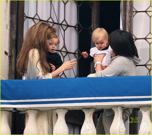 Angelina Jolie: Babys on the Balcony!