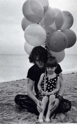  Bruce Weber 写真 session 表示中 Johnny with his niece Megan, 1992