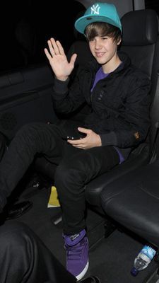 Candids > 2010 > March 18th - Leaving The Mayfair Hotel In London