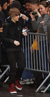  Candids > 2010 > March 23rd - Late montrer With David Letterman