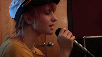 https://images2.fanpop.com/image/photos/11000000/Gifs-hayley-williams-11006657-355-200.gif
