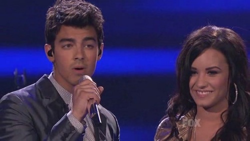  Joe & Demi perform Make a Wave on American Idol. 03/24
