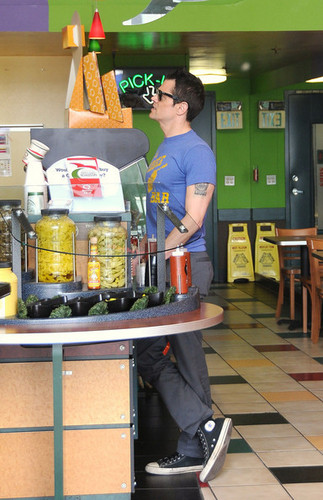  Johnny Knoxville, Picking Up Some Lunch (19/03/10)