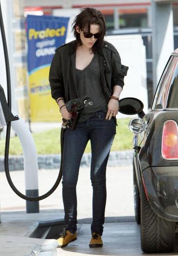  Kristen in Beverly Hills Pumping Gas