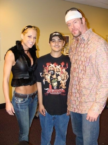  Michelle and The Undertaker w/ a tagahanga