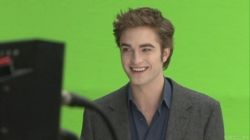  Screencaps of Robert Pattinson From the ‘New Moon’ DVD (Blu Ray) Extras!
