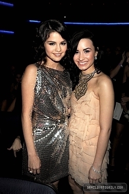  Selena Gomez & Demi Lovato in AMA '09