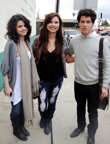  Selena & Nick with پرستار