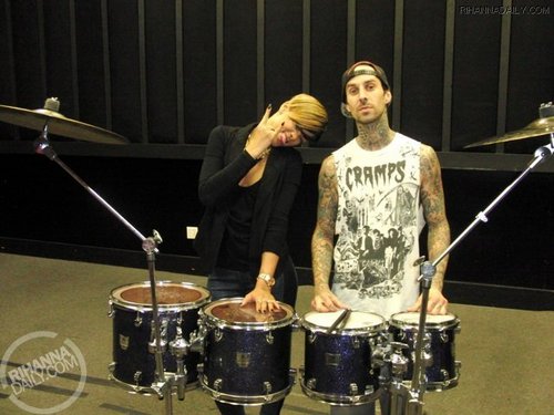  Travis Barker teaching 리한나 some things on drums - March 22, 2010