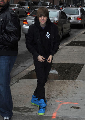  Candids > 2010 > March 23rd - Leaving The View